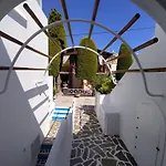 Chariot Santorini * Kamári